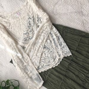 BOGO🍾 • Embroidered long sleeve blouse💥